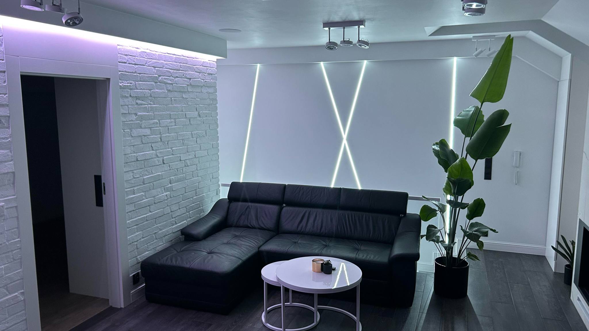 Smart home Zabrze – personalizacja oświetlenia LED i zdalne sterowanie domem przez aplikację mobilną.