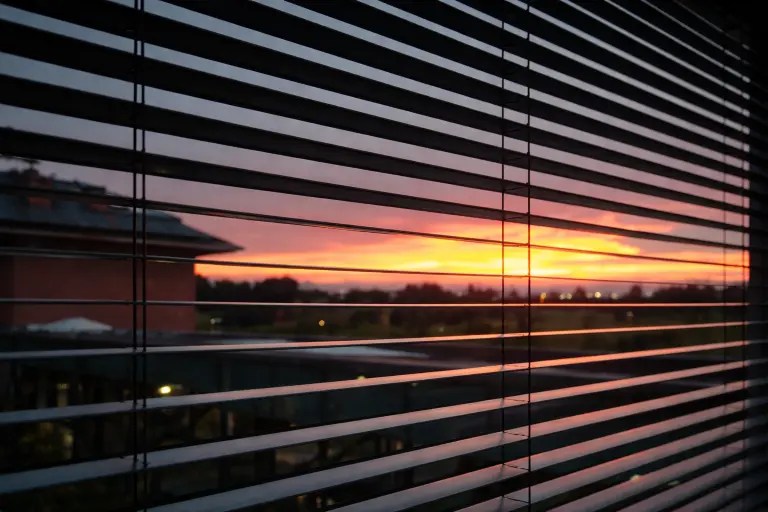 inteligentne rolety, inteligentne zasłony, inteligentne żaluzje fasadowe inteligentne rolety wewnętrzne, inteligentne sterowanie roletami